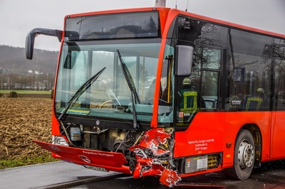 Gerlingen: 74-jaehrige geraet in Gegenverkehr und kollidiert mit Linienbus